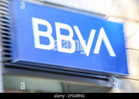 Oviedo, Espagne, 20th mars 2023: Le cartel BBVA, la banque qui a le plus augmenté avec +3,23% à l'Ibex 35 pendant que les banques boosent l'Ibex 35 après une ouverture négative, sur 20 mars 2023, à Oviedo, Espagne. Credit: Alberto Brevers / Alay Live News Banque D'Images