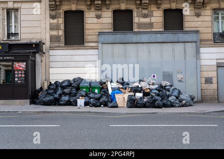 Paris, France, 03/20/2023. Des piles de déchets non récoltés dans les rues de Paris pendant la grève massive - MARS 20 2023 - Jacques Julien/Alay Live News Banque D'Images