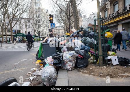 Paris, France, 03/20/2023. Des tonnes de déchets s'accumulent sur le trottoir d'une rue de Paris pendant la grève - 20 2023 MARS - Jacques Julien/Alay Live News Banque D'Images