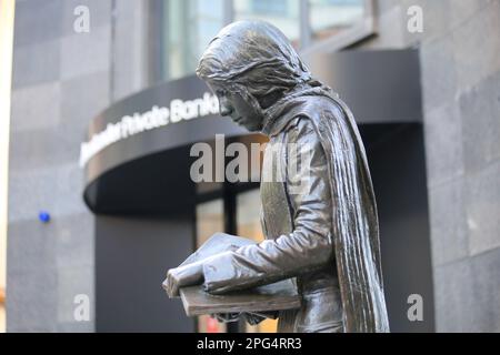 Oviedo, Espagne, 20th mars 2023 : une sculpture devant la Banque privée de Banco Santander pendant les banques dynamise l'Ibex 35 après une ouverture négative, sur 20 mars 2023, à Oviedo, Espagne. Credit: Alberto Brevers / Alay Live News Banque D'Images