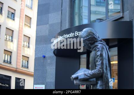 Oviedo, Espagne, 20th mars 2023 : une sculpture devant la Banque privée de Banco Santander pendant les banques dynamise l'Ibex 35 après une ouverture négative, sur 20 mars 2023, à Oviedo, Espagne. Credit: Alberto Brevers / Alay Live News Banque D'Images