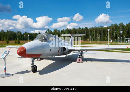 PARC PATRIOT, KUBINKA, RÉGION DE MOSCOU, RUSSIE - 11 juillet 2017 : avion d'entraînement militaire Dolphin Maya Aero L-29 Banque D'Images