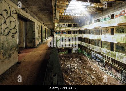 L'intérieur du Monte Palace Hotel abandonné en ruine sur la Vista do Rei, sur l'île de Sao Miguel aux Açores. Abandonné depuis les années 90 Banque D'Images