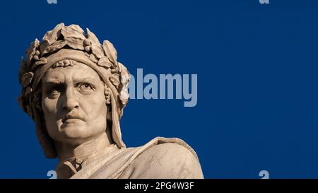 Dante Alighieri, le plus grand poète italien. Statue en marbre érigée dans le centre historique de Florence en 1865 (avec ciel bleu et espace copie) Banque D'Images