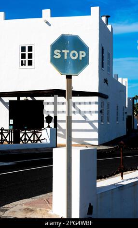 Panneau de signalisation, panneau d'arrêt en bleu, Lanzarote, Îles Canaries, Espagne Banque D'Images