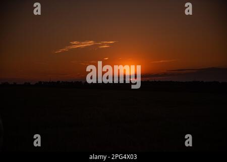 Coucher de soleil orange, silhouette d'horizon. Le dernier rayon du soleil. Vue panoramique sur le paysage. Beauté naturelle en arrière-plan nature. Banque D'Images