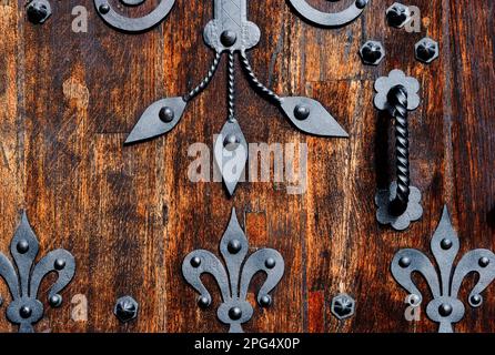 porte en chêne rustique aux intempéries vintage. montage décoratif en fer forgé noir. décoration de surface en fer forgé. vieux concept d'architecture. textures, motif Banque D'Images