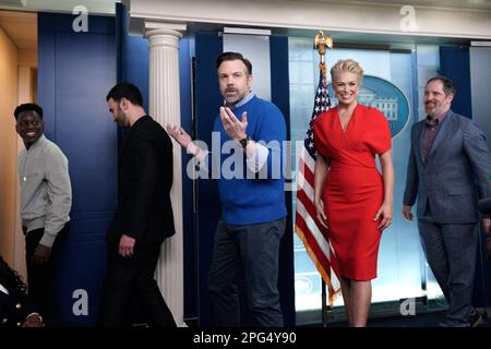 Washington, États-Unis. 20th mars 2023. L'acteur Jason Sudeikis de l'émission Ted Lasso, avec d'autres membres de la troupe des gestes aux reporters dans la salle d'information à la Maison Blanche à Washington sur 20 mars 2023. Photo par Yuri Gripas/ABACAPRESS.COM crédit: Abaca Press/Alay Live News Banque D'Images