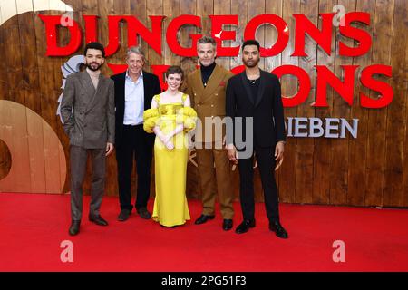 Justice Smith, Hugh Grant, Sophia Lillis, Chris Pine et Rege Jean page assister à la première visite du 'Donjon et Dragons: Honor Among Thieves“ Zoo Palace on M. Banque D'Images