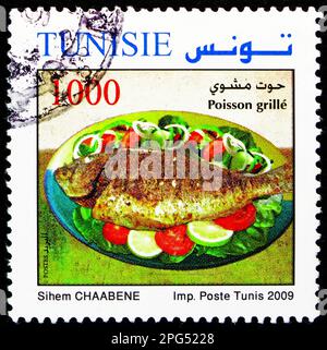 MOSCOU, RUSSIE - 16 MARS 2023: Timbre-poste imprimé en Tunisie montre poisson grillé, repas de la série tunisienne, vers 2009 Banque D'Images