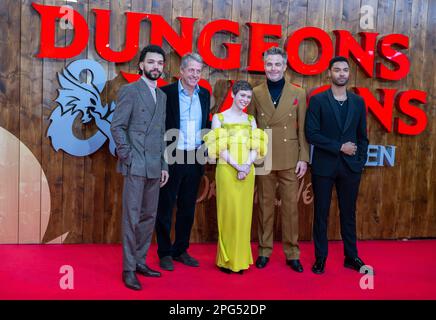 Berlin, Allemagne. 20th mars 2023. Acteurs Justice Smith (l-r), Hugh Grant, Sophia Lillis, Chris Pine et Rege-Jean page arrivent à la projection spéciale du film "Dungeons & Dragons: Honor Among Thieves" au Zoo Palast. Le film « Dungeons & Dragons: Honor Among Thieves » s'ouvre dans les théâtres allemands de 30 mars 2023. Credit: Monika Skolimowska/dpa/Alay Live News Banque D'Images