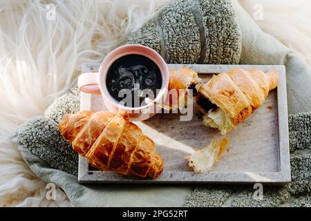 Tasse de café avec croissants au chocolat sur le plateau Banque D'Images