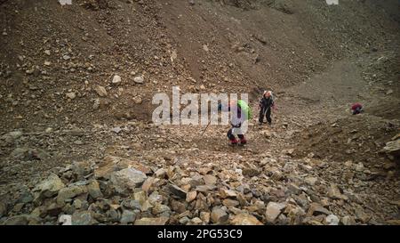 Deux personnes sont sur un sentier de montagne, faisant leur chemin vers le haut de la colline Banque D'Images