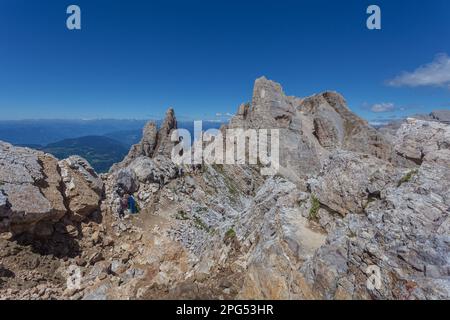 Randonneurs le long du chemin dans un impressionnant scénario rocheux de dolomite d'été, Italie Banque D'Images