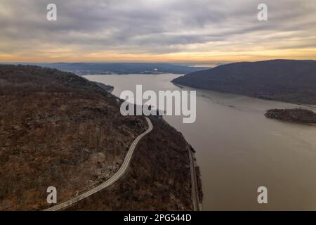 Une vue aérienne sur une route sinueuse sur le flanc de la montagne de Bear Mountain, au bord de l'Hudson Banque D'Images