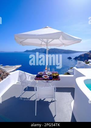 Déjeuner avec une vue, Caldera vue de Katikies Hotel, volcan Crater Santorini , Oia, Grèce, Europe Mer Egéé, Méditerranée Banque D'Images