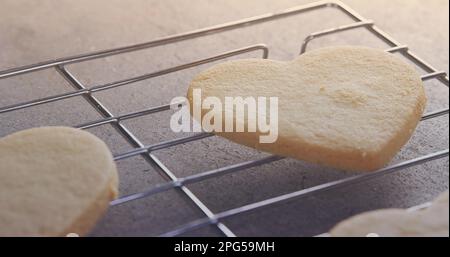 Image d'un gros plan de biscuits en forme de cœur avec espace de copie sur un plateau en acier Banque D'Images