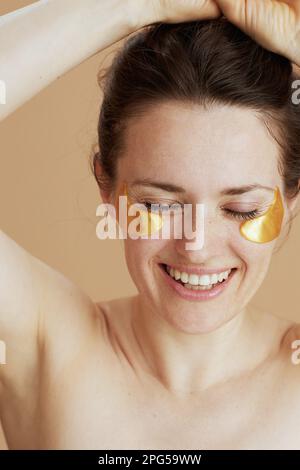 femme moderne souriante avec des cellules oculaires. Banque D'Images