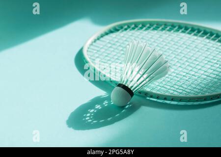 Raquette de badminton et fermeture sur fond de couleur menthe. Affiche sur le thème du sport horizontal, cartes de vœux, en-têtes, site Web et application Banque D'Images