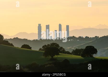 Madrid, Espagne. 20th mars 2023. Vue sur les gratte-ciel de Madrid avec les gratte-ciel du « four Towers Business Area » au coucher du soleil, coïncidant avec l'équinoxe de printemps. L'équinoxe de printemps est un événement astronomique qui se produit chaque année entre 20 mars et 21 dans l'hémisphère nord marquant le début du printemps. Credit: Marcos del Mazo/Alay Live News Banque D'Images