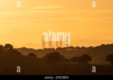 Madrid, Espagne. 20th mars 2023. Vue sur les gratte-ciel de Madrid avec les gratte-ciel du « four Towers Business Area » au coucher du soleil, coïncidant avec l'équinoxe de printemps. L'équinoxe de printemps est un événement astronomique qui se produit chaque année entre 20 mars et 21 dans l'hémisphère nord marquant le début du printemps. Credit: Marcos del Mazo/Alay Live News Banque D'Images