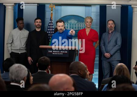 Washington, DC, on 20 mars 2023. L'acteur Jason Sudeikis, debout avec d'autres acteurs de la série Ted Lasso parle aux médias dans la salle d'information de la Maison Blanche à Washington, DC, on 20 mars 2023. Les acteurs étaient à la Maison Blanche pour rencontrer le président des États-Unis, Joe Biden, et la première dame, le Dr Jill Biden, au sujet de l'importance de traiter les problèmes de santé mentale. Photo de gauche, Toheeb Jimoh, Brett Goldstein, Jason Sudeikis, Hannah Waddingham, Et Brendan Hunt. Crédit : Chris Kleponis/CNP/MediaPunch Banque D'Images