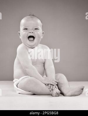 1950S RIRE BÉBÉ REGARDANT LA CAMÉRA BOUCHE OUVERTE LARGE ASSIS PORTANT DES MAINS DE COUCHES PLIÉES SUR LA CHEVILLE - B10243 HAR001 HARS B&W GRAND CONTACT DES YEUX BONHEUR JOYEUX CROISSANCE JEUNES BÉBÉ FILLE NOIR ET BLANC RACE BLANCHE HAR001 OLD FASHIONED Banque D'Images