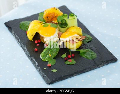 Hamburgers de pommes de terre avec œuf de caille Banque D'Images