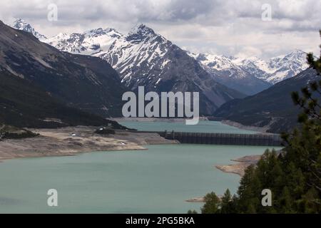 Bormio, Italie - 31 mai 2020 : vue sur le lac artificiel Cancano au printemps Banque D'Images