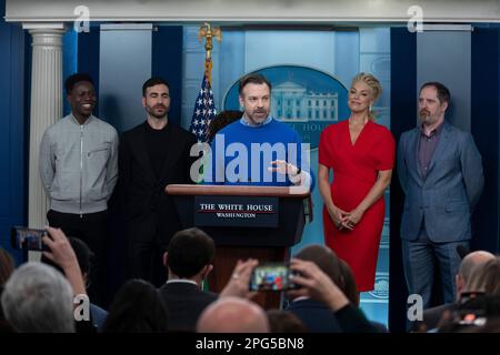 Washington, DC, on 20 mars 2023. L'acteur Jason Sudeikis, debout avec d'autres acteurs de la série Ted Lasso parle aux médias dans la salle d'information de la Maison Blanche à Washington, DC, on 20 mars 2023. Les acteurs étaient à la Maison Blanche pour rencontrer le président des États-Unis, Joe Biden, et la première dame, le Dr Jill Biden, au sujet de l'importance de traiter les problèmes de santé mentale. Photo de gauche, Toheeb Jimoh, Brett Goldstein, Karine Jean-Pierre, Jason Sudeikis, Hannah Waddingham et Brendan Hunt. Crédit : Chris Kleponis/CNP/MediaPunch Banque D'Images