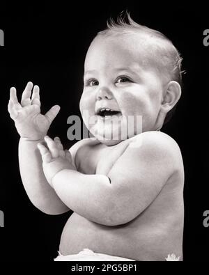 1950S JEUNE FILLE SOURIANTE SE FAISANT PASSER LA MAIN REGARDANT L'APPAREIL PHOTO - B9874 HAR001 HARS PLEINE LONGUEUR B&W OEIL CONTACT SUCCÈS EXCITATION GAIE SOURIRES JOYEUX AGRÉABLE AGRÉABLE CHARMANT JEUNES ADORABLES RAVISSANT ADORABLE NOIR ET BLANC CAUCASIEN ETHNICITÉ HAR001 ANCIEN MODE Banque D'Images