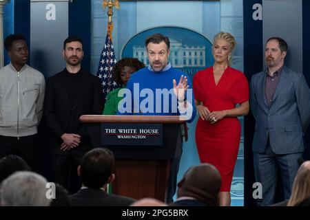 Washington, DC, on 20 mars 2023. L'acteur Jason Sudeikis, debout avec d'autres acteurs de la série Ted Lasso parle aux médias dans la salle d'information de la Maison Blanche à Washington, DC, on 20 mars 2023. Les acteurs étaient à la Maison Blanche pour rencontrer le président des États-Unis, Joe Biden, et la première dame, le Dr Jill Biden, au sujet de l'importance de traiter les problèmes de santé mentale. Photo de gauche, Toheeb Jimoh, Brett Goldstein, Karine Jean-Pierre, Jason Sudeikis, Hannah Waddingham et Brendan Hunt. Crédit : Chris Kleponis/CN/MediaPunch Banque D'Images