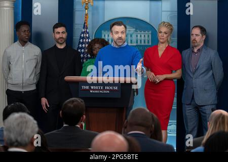 Washington, DC, on 20 mars 2023. L'acteur Jason Sudeikis, debout avec d'autres acteurs de la série Ted Lasso parle aux médias dans la salle d'information de la Maison Blanche à Washington, DC, on 20 mars 2023. Les acteurs étaient à la Maison Blanche pour rencontrer le président des États-Unis, Joe Biden, et la première dame, le Dr Jill Biden, au sujet de l'importance de traiter les problèmes de santé mentale. Photo de gauche, Toheeb Jimoh, Brett Goldstein, Karine Jean-Pierre, Jason Sudeikis, Hannah Waddingham et Brendan Hunt. Crédit : Chris Kleponis/CNP/MediaPunch Banque D'Images