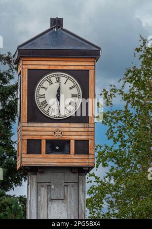 Fairbanks, Alaska, Etats-Unis - 27 juillet 2011: gros plan Rotary Club Clock Tower top sur Golden Heart Plaza sous un paysage bleuâtre. Feuillage vert sur les côtés Banque D'Images