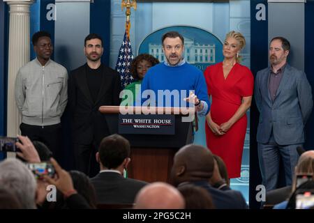 Washington, DC, on 20 mars 2023. L'acteur Jason Sudeikis, debout avec d'autres acteurs de la série Ted Lasso parle aux médias dans la salle d'information de la Maison Blanche à Washington, DC, on 20 mars 2023. Les acteurs étaient à la Maison Blanche pour rencontrer le président des États-Unis, Joe Biden, et la première dame, le Dr Jill Biden, au sujet de l'importance de traiter les problèmes de santé mentale. Photo de gauche, Toheeb Jimoh, Brett Goldstein, Karine Jean-Pierre, Jason Sudeikis, Hannah Waddingham et Brendan Hunt. Crédit : Chris Kleponis/CNP/MediaPunch Banque D'Images