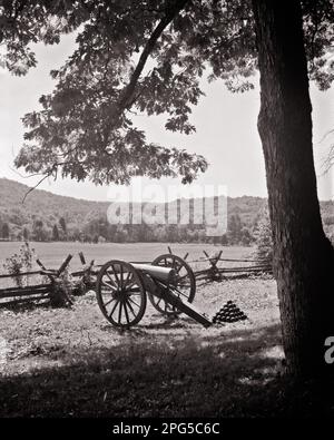 1950S VUE DU CHAMP DE BATAILLE DE GETTYSBURG PENDANT LA GUERRE CIVILE AMÉRICAINE AVEC LA PYRAMIDE DE CANNON DE CANONS ET BARRIÈRE DE CHEMIN DE FER PARTAGÉE PENNSYLVANIA USA - H2802 HAR001 HARS RAIL VICTOIRE UNION COURAGE CHOIX PA PUISSANT ROBERT E LEE CANONS DE CHAMP DE BATAILLE RAIL DIVISÉ COMMONWEALTH 1860S CANONS KEYSTONE STATE CONFEDERACY CANNON BALLS 1863 BATAILLE D'ARTILLERIE DE GUERRE CIVILE AMÉRICAINE CONFLITS DE GUERRE CIVILE NOIR ET BLANC HAR001 DÉMODÉE Banque D'Images