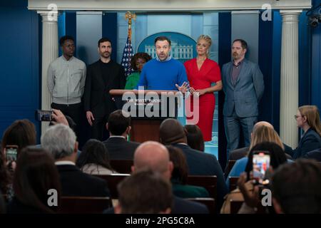 Washington, DC, on 20 mars 2023. L'acteur Jason Sudeikis, debout avec d'autres acteurs de la série Ted Lasso parle aux médias dans la salle d'information de la Maison Blanche à Washington, DC, on 20 mars 2023. Les acteurs étaient à la Maison Blanche pour rencontrer le président des États-Unis, Joe Biden, et la première dame, le Dr Jill Biden, au sujet de l'importance de traiter les problèmes de santé mentale. Photo de gauche, Toheeb Jimoh, Brett Goldstein, Karine Jean-Pierre, Jason Sudeikis, Hannah Waddingham et Brendan Hunt. Crédit : Chris Kleponis/CNP/MediaPunch Banque D'Images