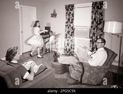 1950S FAMILLE AMÉRICAINE DANS LA SALLE DE SÉJOUR PÈRE LISANT LE JOURNAL MÈRE BRODANT SON JOUANT DES DISQUES FILLE DANSANT À LA MUSIQUE - J1104 DEB001 HARS DAD QUATRE MOM INTÉRIEUR NOSTALGIQUE PAIRE 4 SUBURBAIN URBAIN MÈRES VIEUX TEMPS OCCUPÉ NOSTALGIE FRÈRE VIEILLE SŒUR MODE 1 L'ÉQUILIBRE DE COMMUNICATION JUVÉNILE LE TRAVAIL D'ÉQUIPE ENREGISTRE DES FILS FORTS RELAXANTS FAMILLES JOIE STYLE DE VIE FEMMES FRÈRES MARIÉS CONJOINT ÉPOUX VIE À LA MAISON COPIE ESPACE FEMMES FILLES PLEINE LONGUEUR PERSONNES INSPIRATION HOMMES ATTENTIONNÉS ADOLESCENT FILLE SÉRÉNITÉ DIVERTISSEMENT FRÈRES ET SŒURS PÈRES B&W PARTENAIRE SUCCÈS GRAND ANGLE TÊTE ET ÉPAULES DE BONHEUR Banque D'Images