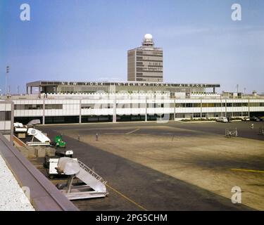 1950S AÉROPORT INTERNATIONAL DE NEW YORK COMMUNÉMENT APPELÉ AÉROPORT IDLEWILD MAIS REBAPTISÉ JOHN F KENNEDY INTERNATIONAL EN 1963 - KA701 HAR001 HARS CONTRÔLE DE CONNEXION IMMOBILIÈRE DE HAUTE TECHNOLOGIE TOWER F IDLEWILD NEW YORK STRUCTURES VILLES EDIFICE NEW YORK VILLE REBAPTISÉE KENNEDY TERMINAL 1963 HAR001 INTERNATIONAL À L'ANCIENNE Banque D'Images