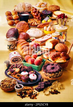 1980S LARGE ASSORTIMENT DE PRODUITS DE BOULANGERIE PAINS GÂTEAUX TOURTES PETITS PAINS BEIGNETS BISCUITS ET INGRÉDIENTS OEUFS CHOCOLAT FRUITS NOIX - KF12954 PHT001 HARS LIVRE ASSORTIMENT DE GÂTEAUX À L'ANCIENNE Banque D'Images