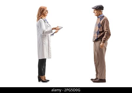 Prise de vue en profil d'une femme médecin parlant à un patient mâle âgé isolé sur fond blanc Banque D'Images