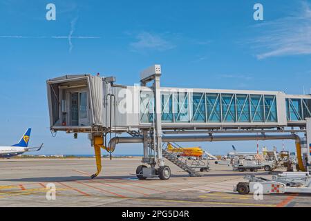 Passerelle Passinger à l'aéroport de Bari en Italie Banque D'Images