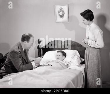 1950S HOMME MÉDECIN FAISANT APPEL À LA MAISON AVEC UNE MÈRE INQUIÈTE DONT LE FILS GARÇON EST MALADE AU LIT - M5433 HAR001 HARS COMMUNAUTÉ SUBURBAIN MÈRES VIEUX TEMPS NOSTALGIE VIEILLE MODE 1 COMMUNICATION JUVÉNILE JEUNES ADULTES FILS FAMILLES STYLE DE VIE APPELER FEMMES STUDIO SHOT MALADIE MAISON VIE COPIE ESPACE AMITIÉ PLEINE LONGUEUR DAMES PERSONNES HOMMES MAL CONFIANCE B&W D'ÂGE MOYEN TRISTESSE HOMME D'ÂGE MOYEN SOINS DE SANTÉ PROFESSION FOURNISSEUR DE SOUFFRANCE FOURNISSEURS D'ANGLE ÉLEVÉ PRATICIENS CONNAISSANCES CURATIVES MÉDECINS PROFESSIONS DE SOINS DE SANTÉ GUÉRISSEUR CONCEPTUEL MÉDECIN PRATICIEN SOUTIEN VISITE PAUVRE SANTÉ Banque D'Images