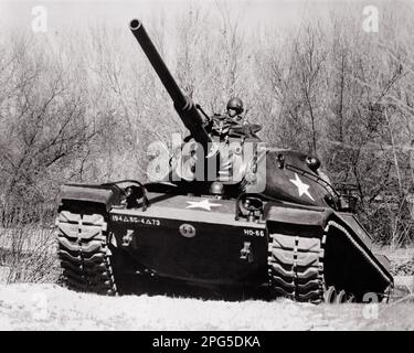 1960S RÉSERVOIR DE SOLDAT UNIQUE COMMANDER HORIZON DE BALAYAGE DE LA TOURELLE DU VIETNAM ERA DIESEL ALIMENTÉ PAR LE CARBURANT LOURD M60A1 PENDANT LES MANŒUVRES - M7737 HAR001 HARS LIBERTÉ LARGE ANGLE HORIZON TÊTE ET ÉPAULES AVENTURE PROTECTION FORCE STRATÉGIE COURAGE LEADERSHIP PUISSANT DES PROFESSIONS D'AUTORITÉ UNIFORMES TOURELLE CONCEPTUELLE BALAYAGE DIESEL SCANNEURS COMMANDER PUISSANCE BLINDÉ NOIR ET BLANC PENDANT ERA HAR001 MANŒUVRES DÉMODÉES Banque D'Images