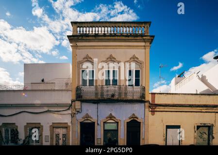 Architecture typique de l'Algarve bâtiments de style vintage, situé à Olhao, Portugal. Banque D'Images