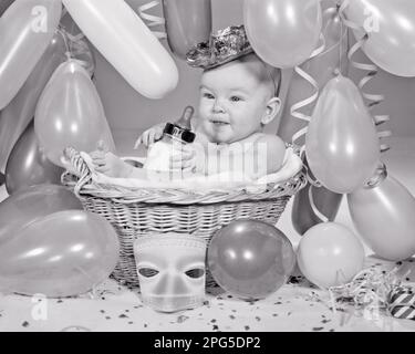 1960S BÉBÉ SOURIANT DU NOUVEL AN ASSIS DANS UN PANIER AVEC UNE BOUTEILLE DE LAIT AU MILIEU DES BALLONS CONFETTI STREAMERS - N334 HAR001 HARS ESPACE DE COPIE DEMI-LONGUEUR INSPIRATION B&W BONHEUR HEUREUX NOUVEL AN EXCITATION NOUVELLE ANNÉE LA CROISSANCE CONCEPTUELLE JEUNES AU MILIEU DE LA PETITE FILLE NOIR ET RACE BLANCHE DE RACE BLANCHE HAR001 JANVIER 1 NOUVELLE ANNÉE NOUVELLE ANNÉE À L'ANCIENNE Banque D'Images