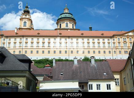 Vue sur l'abbaye historique de Melk datant du 18th siècle, sur une colline au-dessus des toits de la ville de Melk (Autriche). Banque D'Images