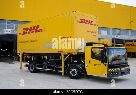 Aschheim, Allemagne. 20th mars 2023. Les conteneurs et les véhicules portant le logo DHL se trouvent au centre de colis DHL. La connexion au centre de colis existant crée le plus grand site de traitement de colis Deutsche Post DHL en Allemagne. Credit: Sven Hoppe/dpa/Alay Live News Banque D'Images