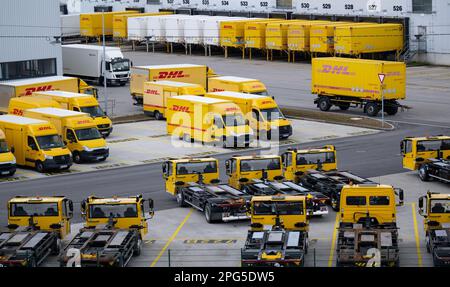 Aschheim, Allemagne. 20th mars 2023. Les conteneurs et les véhicules portant le logo DHL se trouvent au centre de colis DHL. La connexion au centre de colis existant créera le plus grand site de traitement de colis Deutsche Post DHL en Allemagne. Credit: Sven Hoppe/dpa/Alay Live News Banque D'Images