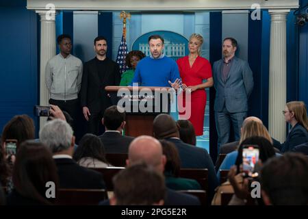 Washington, DC. 20th mars 2023. L'acteur Jason Sudeikis, debout avec d'autres acteurs de la série Ted Lasso parle aux médias dans la salle d'information de la Maison Blanche à Washington, DC, on 20 mars 2023. Les acteurs étaient à la Maison Blanche pour rencontrer le président des États-Unis, Joe Biden, et la première dame, le Dr Jill Biden, au sujet de l'importance de traiter les problèmes de santé mentale. Photo de gauche, Toheeb Jimoh, Brett Goldstein, Karine Jean-Pierre, Jason Sudeikis, Hannah Waddingham et Brendan Hunt. Credit: Chris Kleponis/CNP/dpa/Alay Live News Banque D'Images